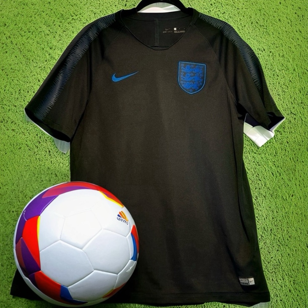 Official England Football (Soccer) shirt only lightly worn - non-smoking home